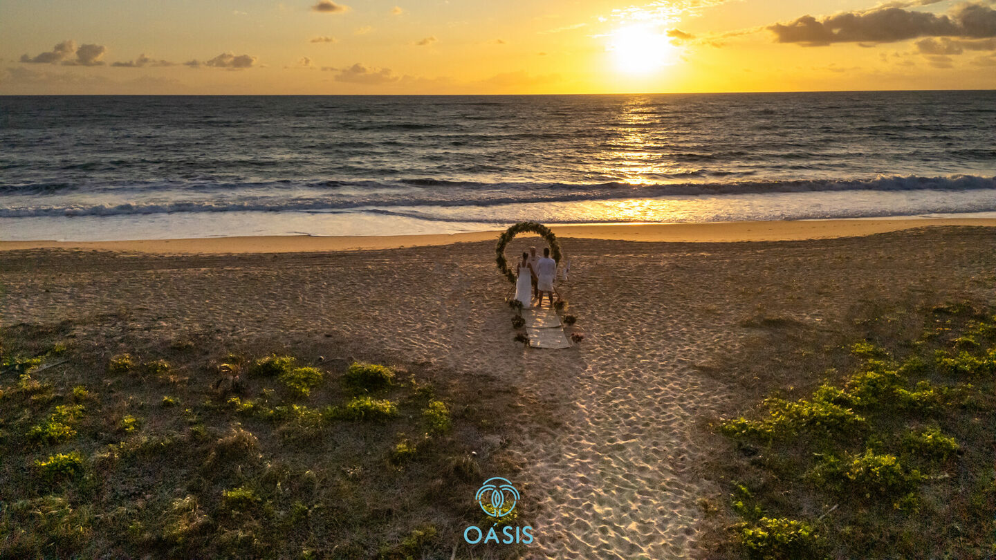 Um Casamento intimista pé na areia com Stéphanie & Guilerme no nascer do sol | Praia de Maracaípe - Porto de Galinhas PE 