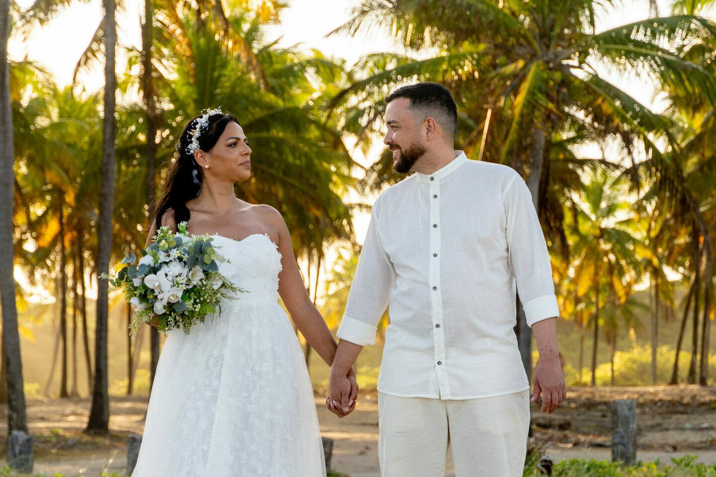 Casamento intimista pé na areia de Giselle & Thales com luau | Praia de Maracaípe - Porto de Galinhas PE
