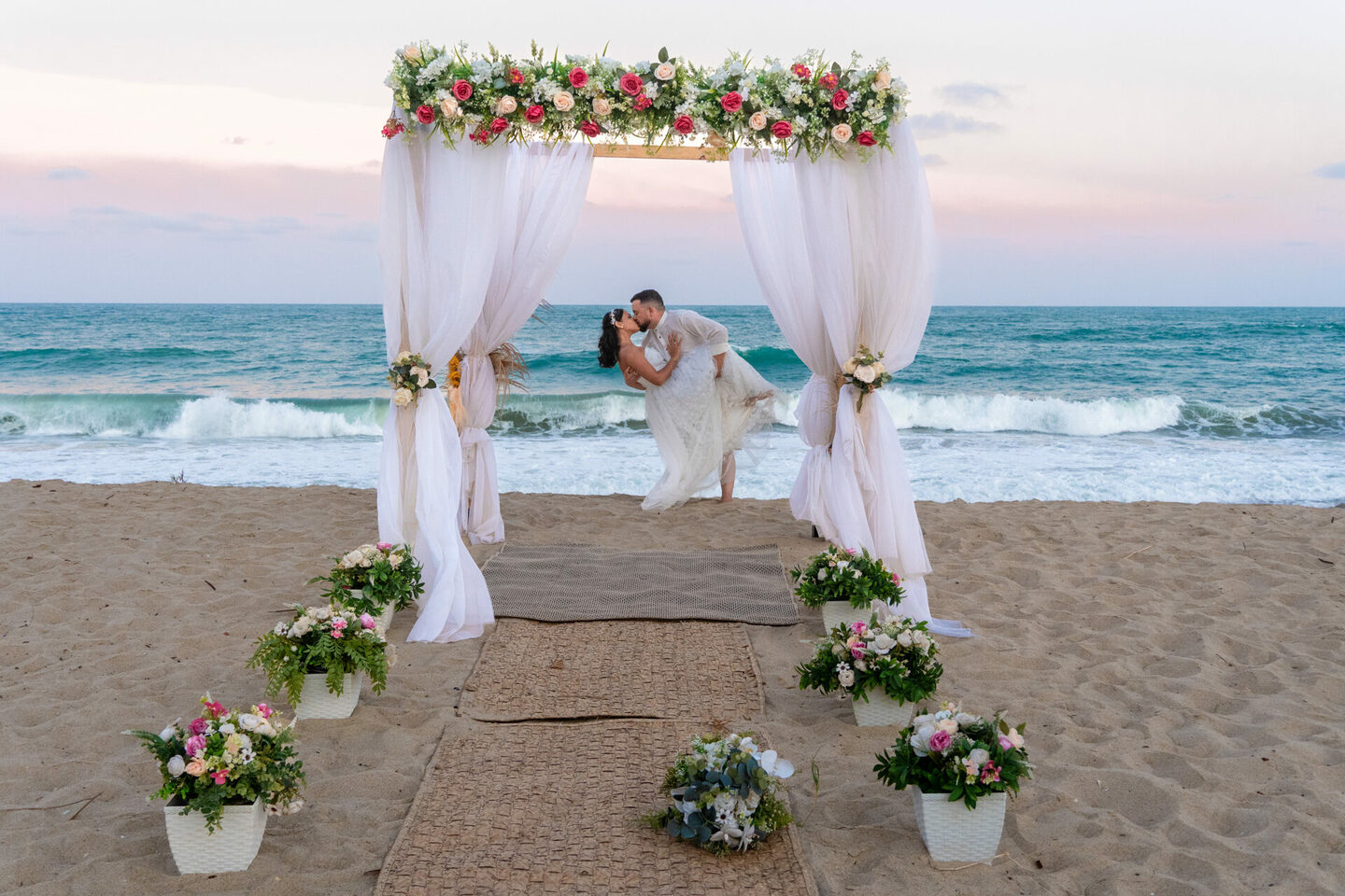 Casamento intimista pé na areia de Giselle & Thales com luau | Praia de Maracaípe - Porto de Galinhas PE